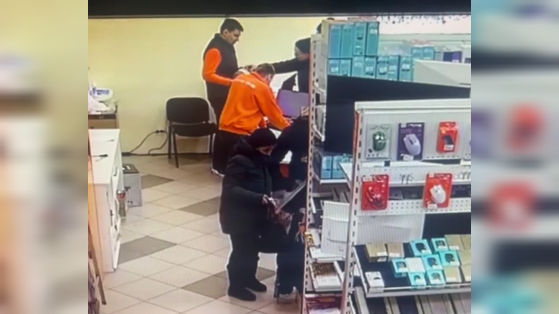 Мать и сын, что украли в воркутинском магазине ноутбук за 100 тысяч рублей, попали на видео