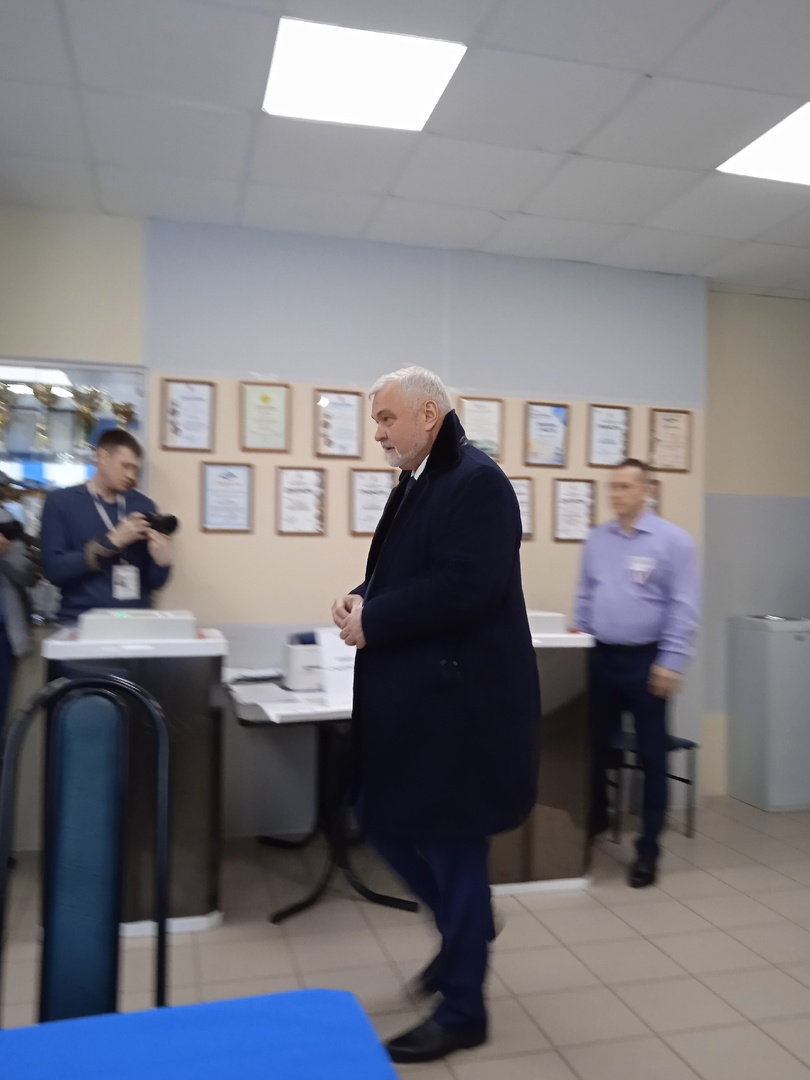Глава Коми Владимир Уйба проголосовал на выборах президента РФ в Сыктывкаре