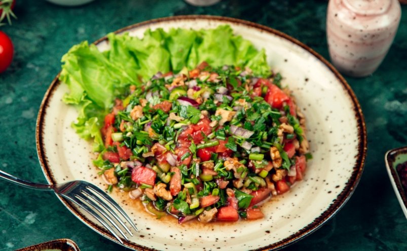 Готовим невероятно легкий салат: 1 простая хитрость для заправки