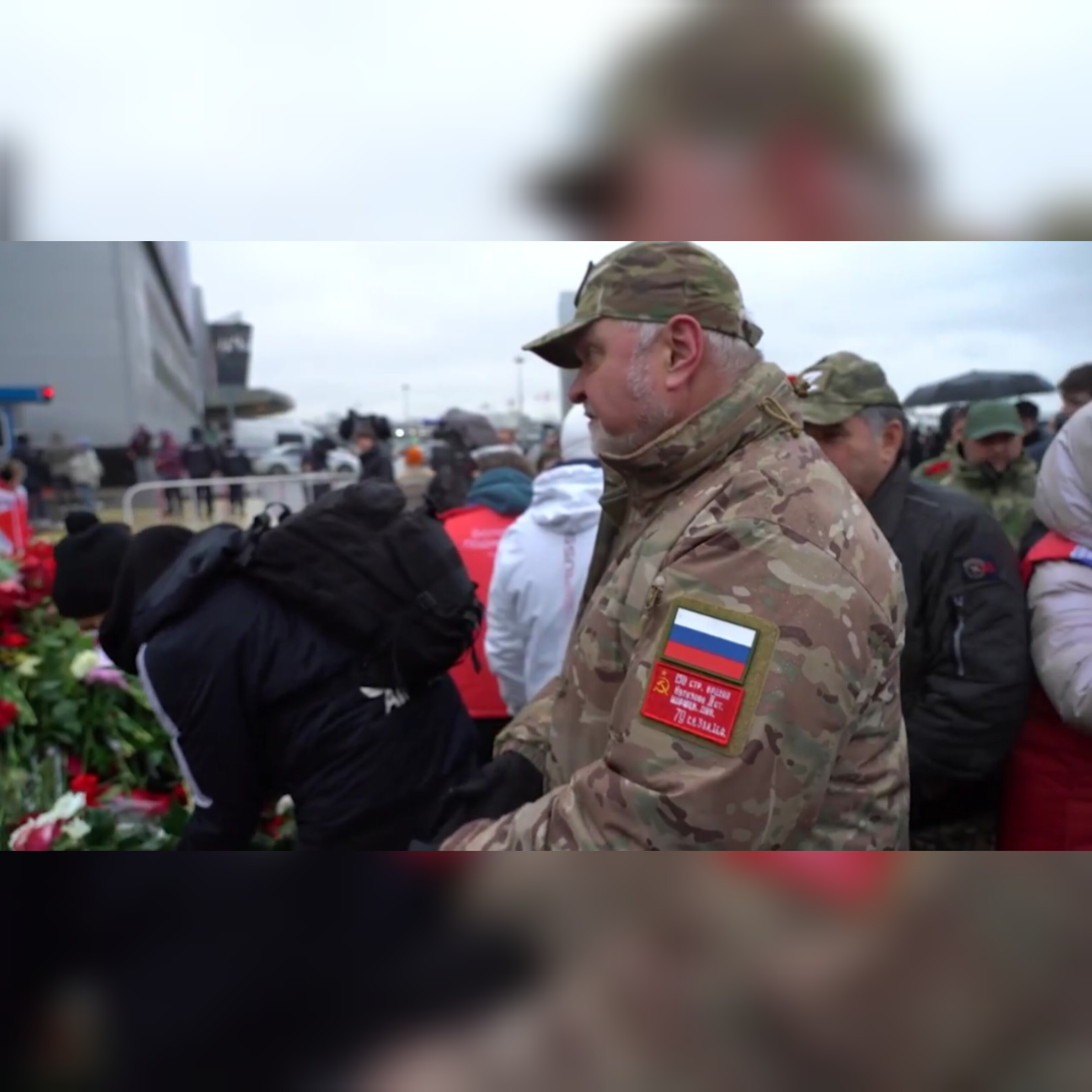 Глава Коми Владимир Уйба возложил цветы у стихийного мемориала перед ТЦ "Крокус Сити Холл" 