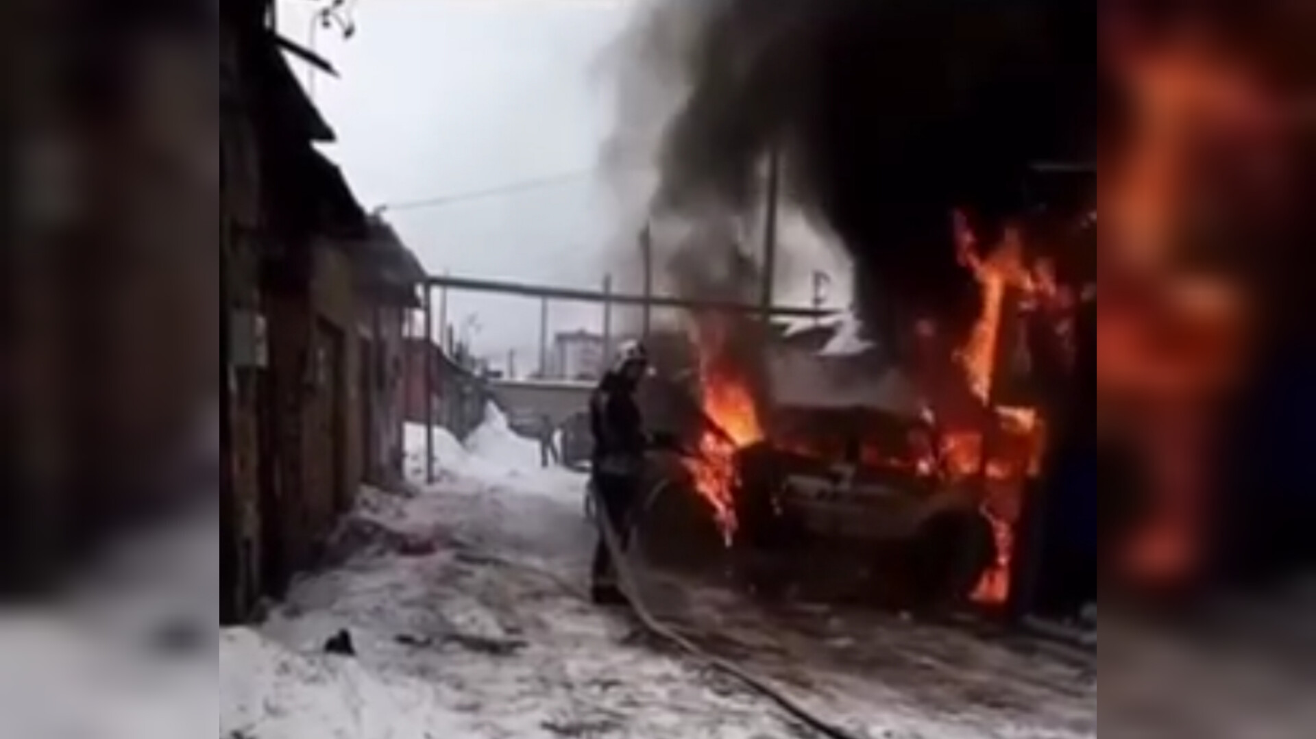 В Ухте очевидцы засняли на видео горящие автомобиль и гараж 