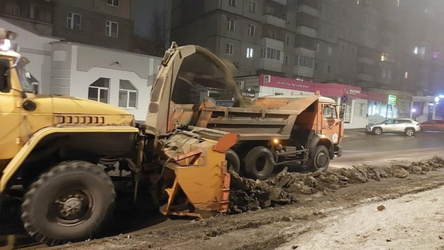 В Сыктывкаре коммунальные службы продолжают убирать мусор в местах, где сошел снег