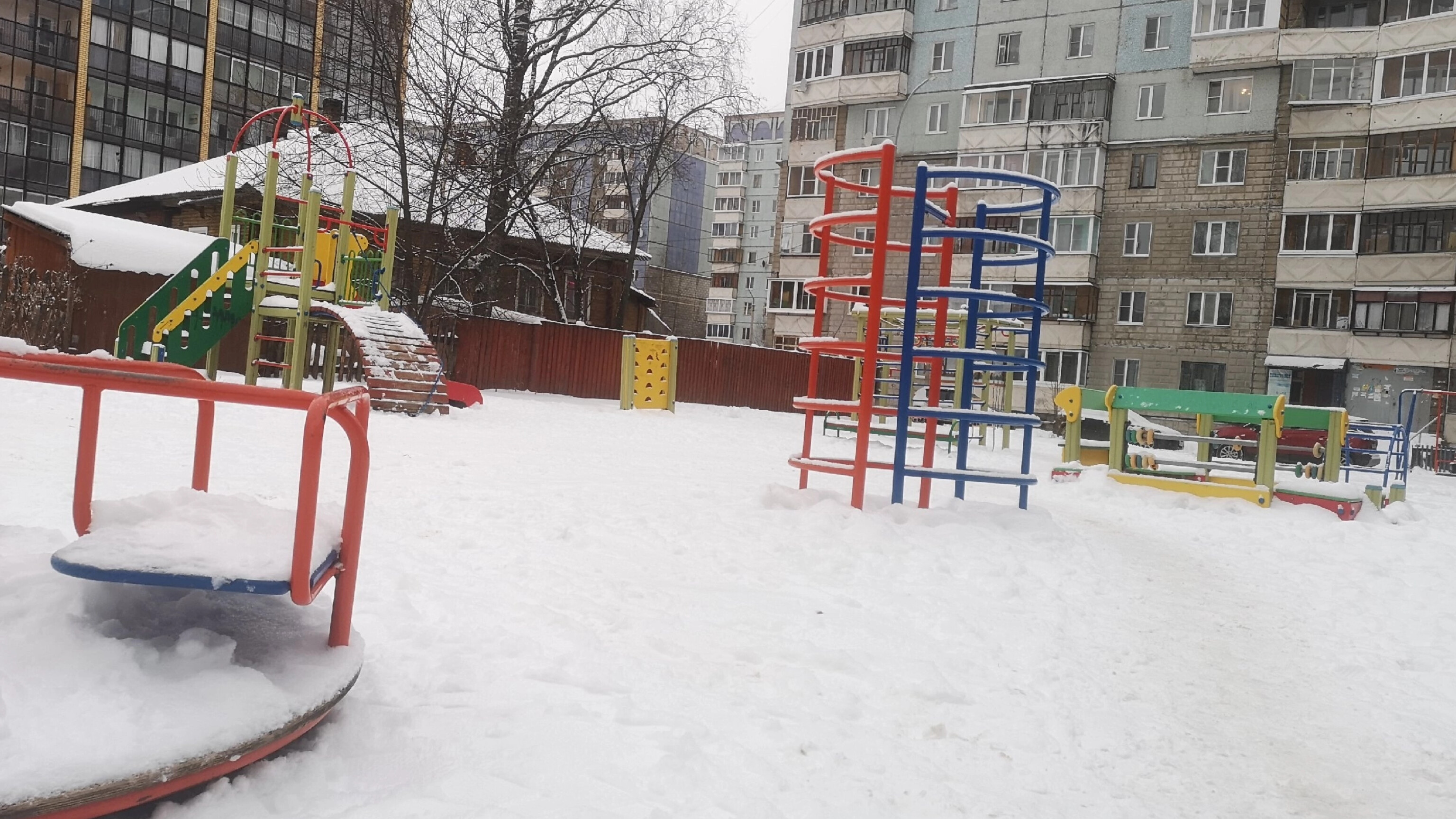 В Коми управляющая компания выплатит 100 тысяч рублей девочке, сломавшей плечо на площадке