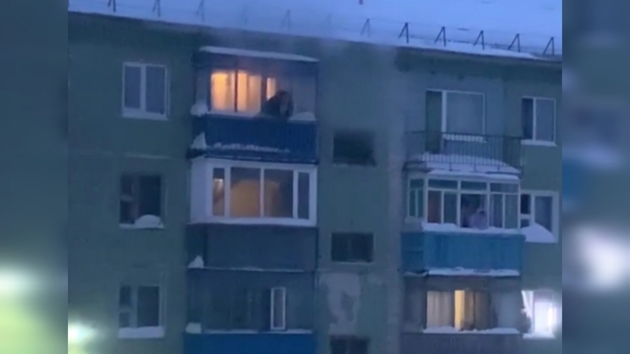 В Сыктывкаре загорелся пятиэтажный дом: пострадал местный житель