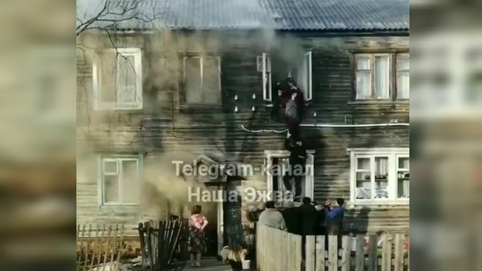 Полицейские, что спасли женщину из горящего дома в Эжве, попали на видео