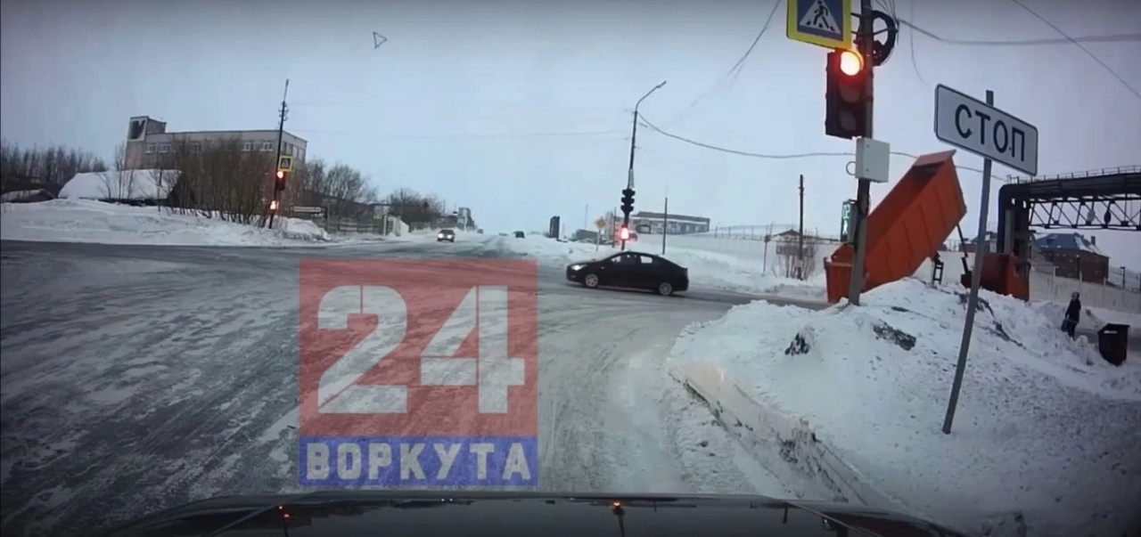 Необычное ДТП в Воркуте: КамАЗ снес провода и повредил трубопровод