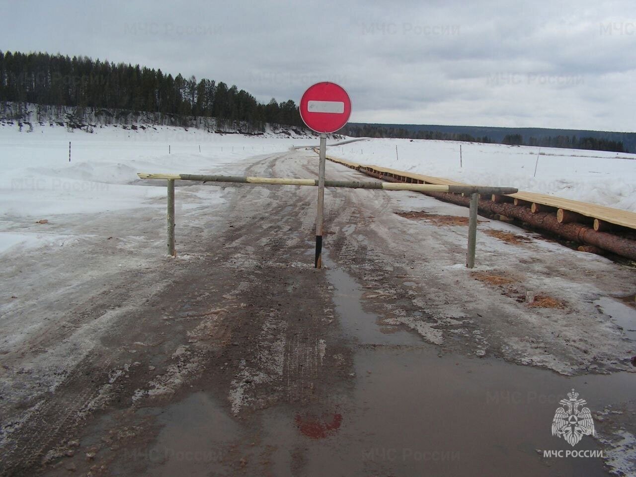 В Усинске автомобиль с пассажирами выехал на весенний лед и провалился