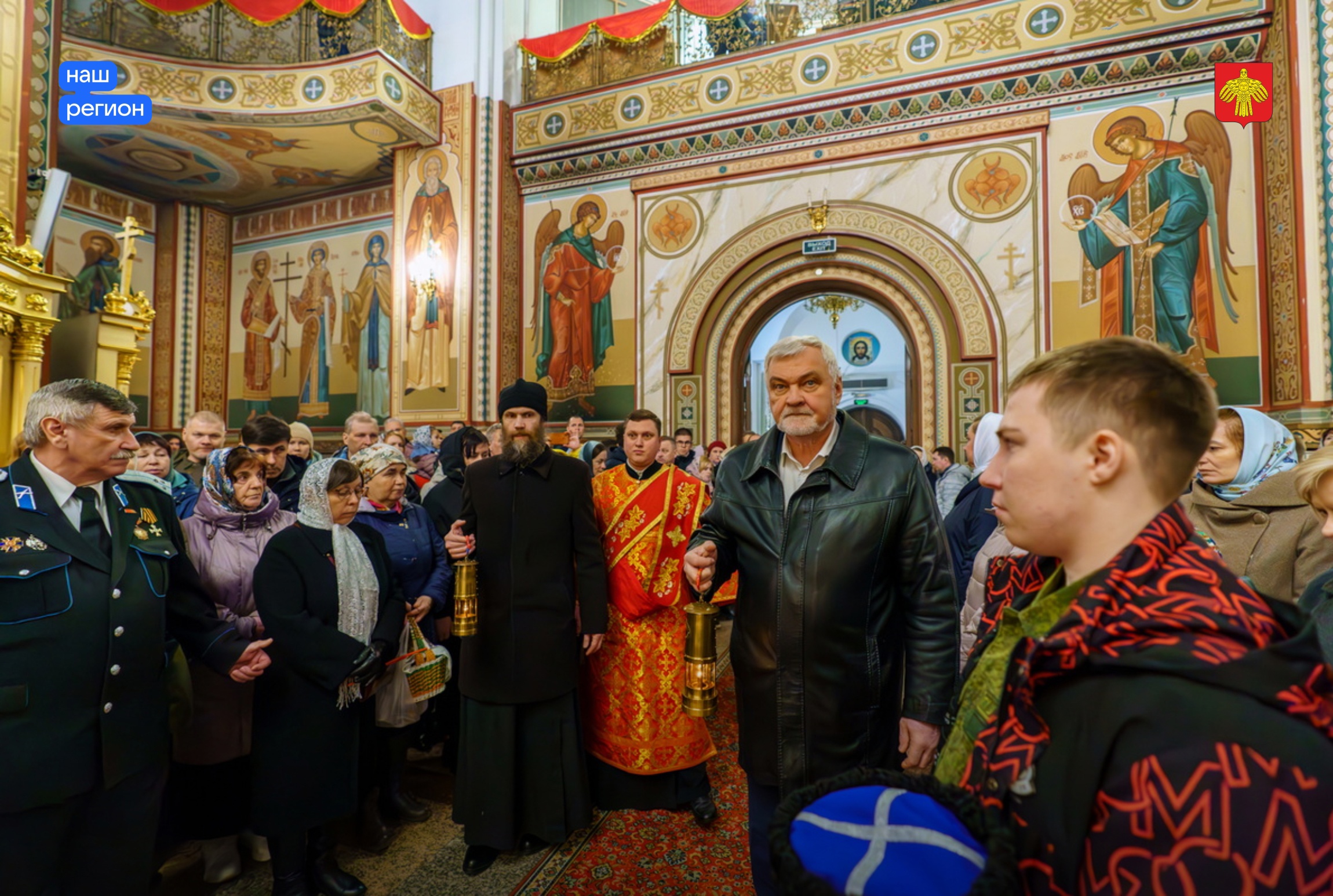 Православные жители Сыктывкара встретили Благодатный огонь и Пасху