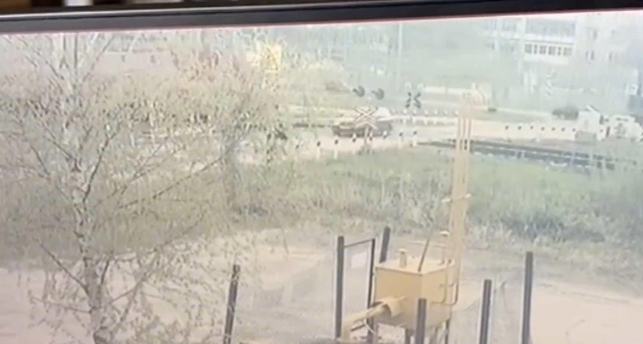 Появилось видео ДТП, где поезд "Воркута-Москва" протаранил легковое авто