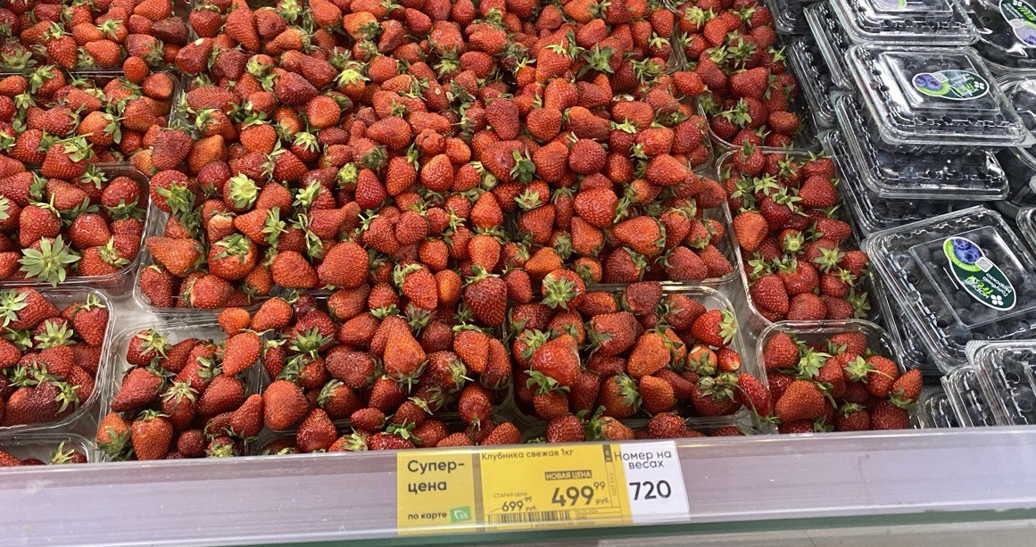 Самая вредная ягода: а мы едим ее как деликатес, еще и детей заставляем