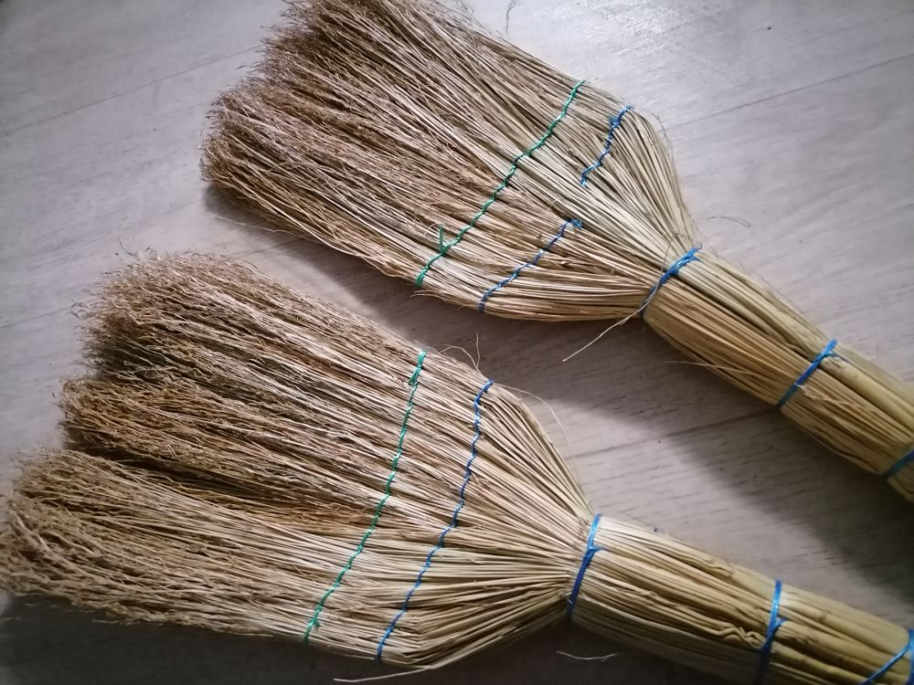 Посыпаю веник солью — и весь месяц хожу, довольная: вот что происходит — жаль, что раньше не знала 