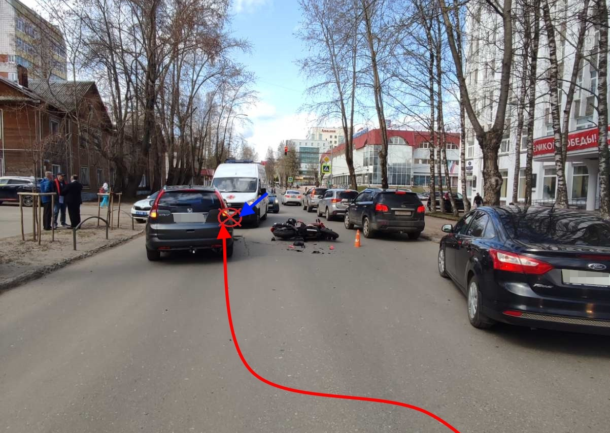 В Сыктывкаре водитель Honda CR-V столкнулся с мотоциклистом при повороте