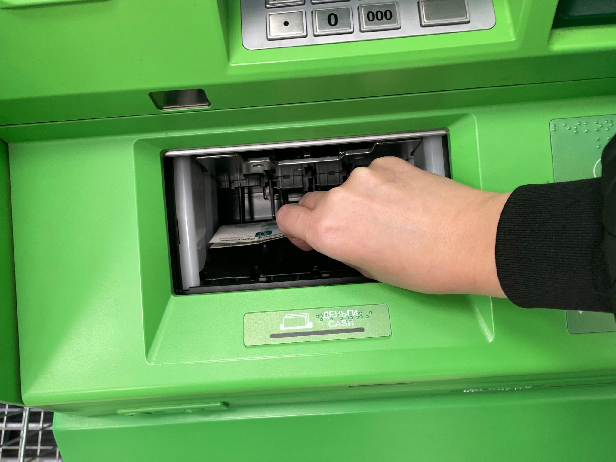 В Коми хотят уменьшить число банкоматов в торговых центрах
