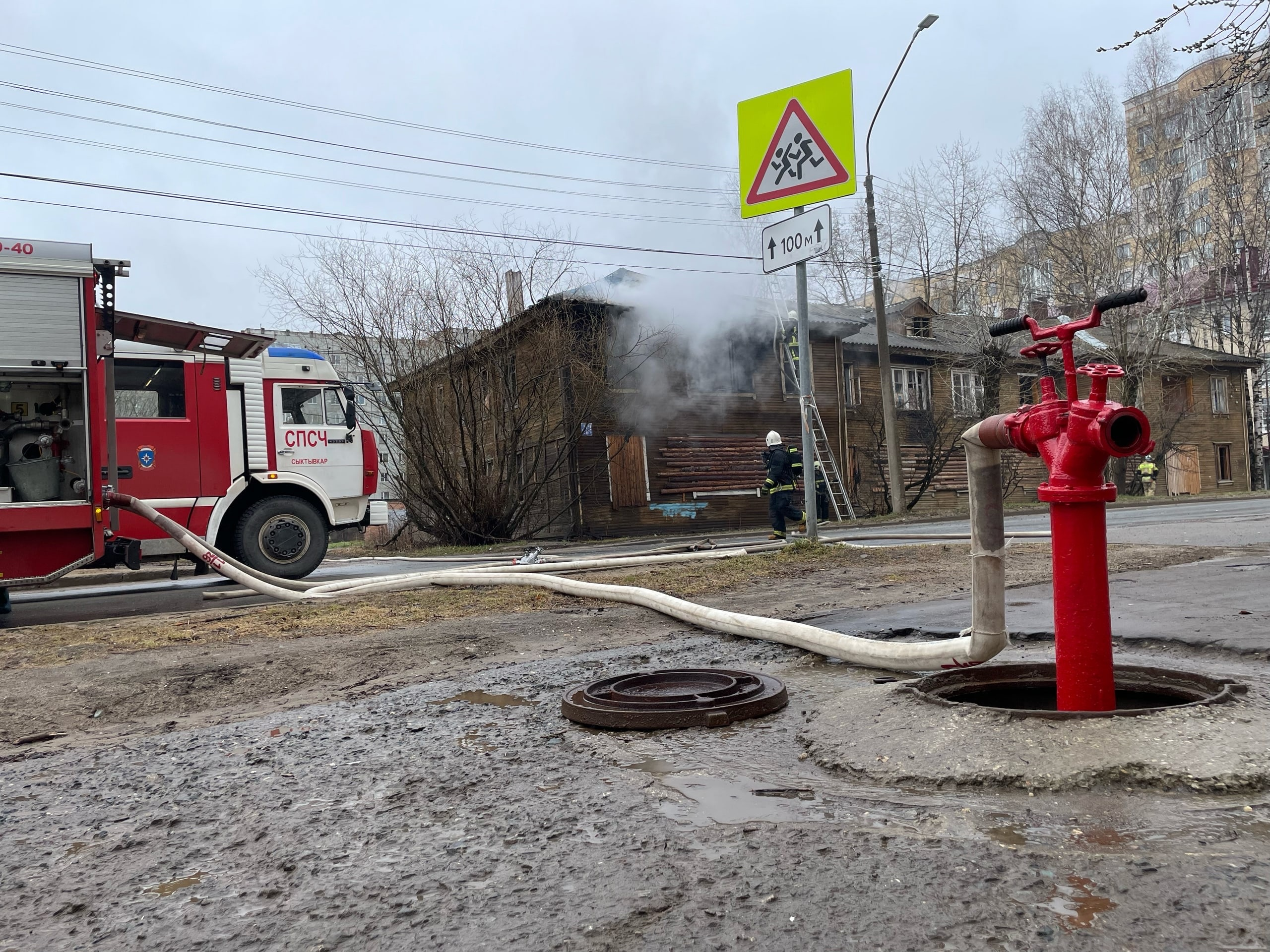 В Коми пожарные за сутки выезжали на вызовы в Сыктывкаре, Инте, Воркуте и Ухте