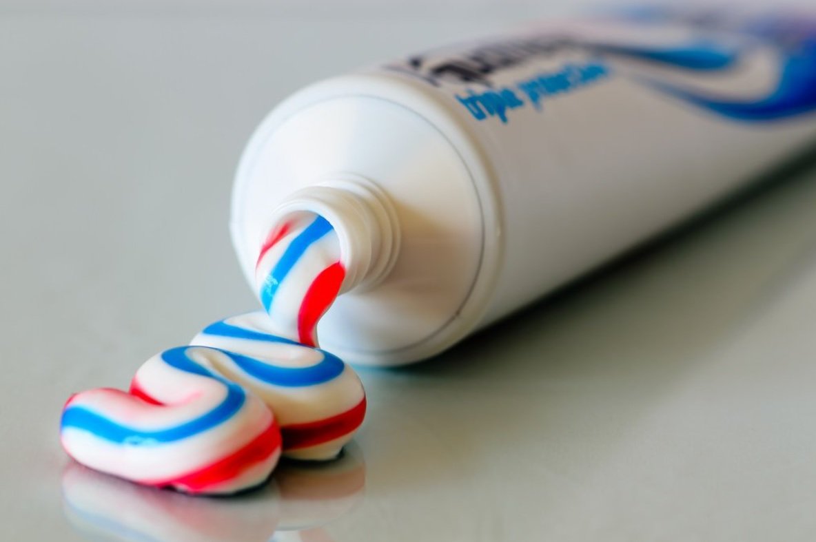Раз в месяц всегда выдавливаю зубную пасту в пакет: идеальный лайфхак для решения насущной проблемы 
