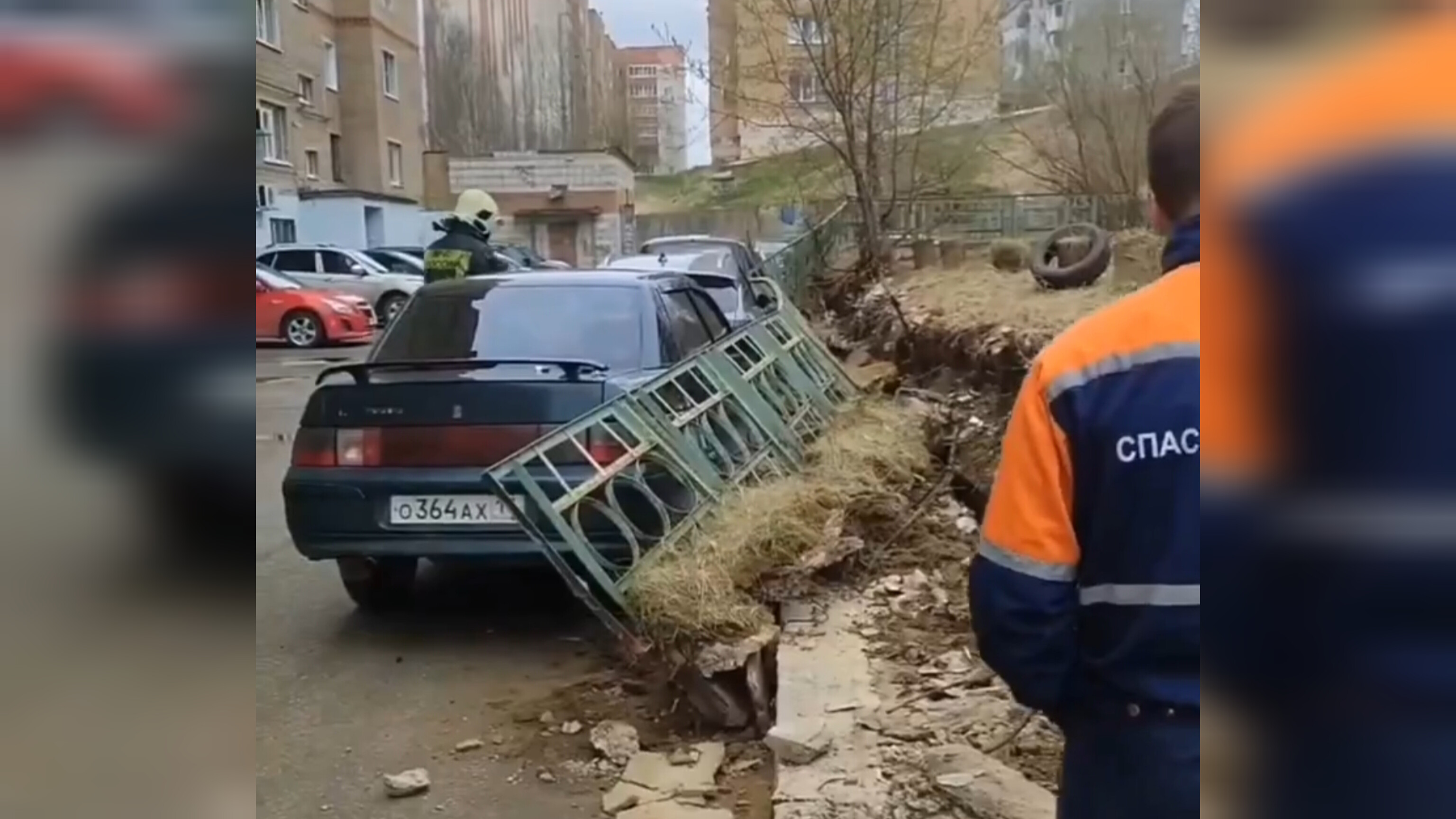 В Ухте на припаркованные авто рухнула опорная стена