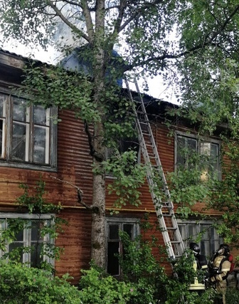 В Сыктывкаре загорелся деревянный дом