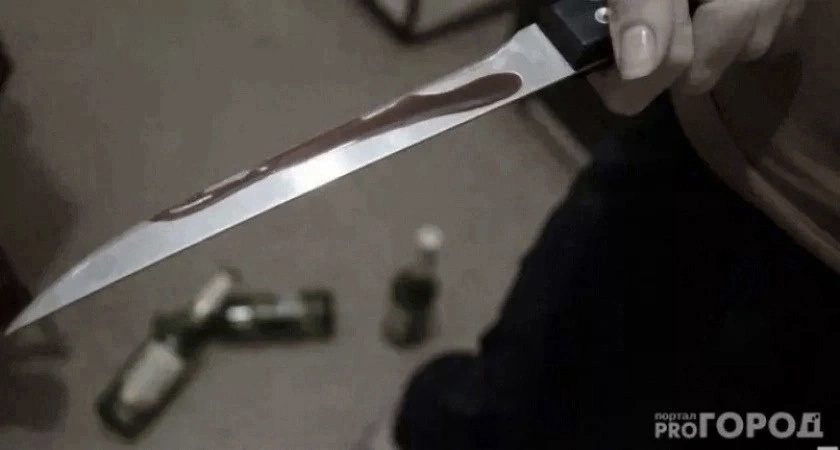 В Усинске женщина напала на людей с ножом