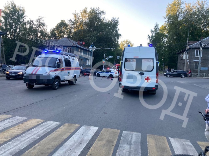 В центре Сыктывкара произошла крупная автоавария: мотоциклиста госпитализировали с травмами