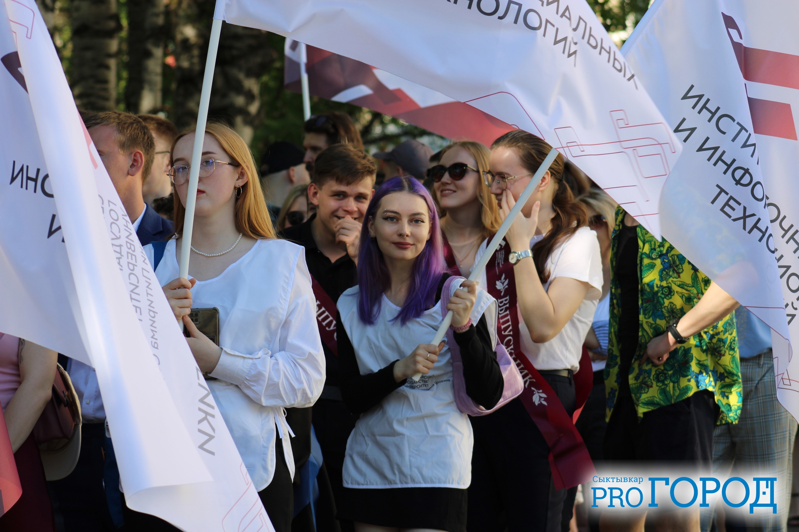 Сыктывкарские студенты рассказали о планах на будущее: как проходит выпускной 