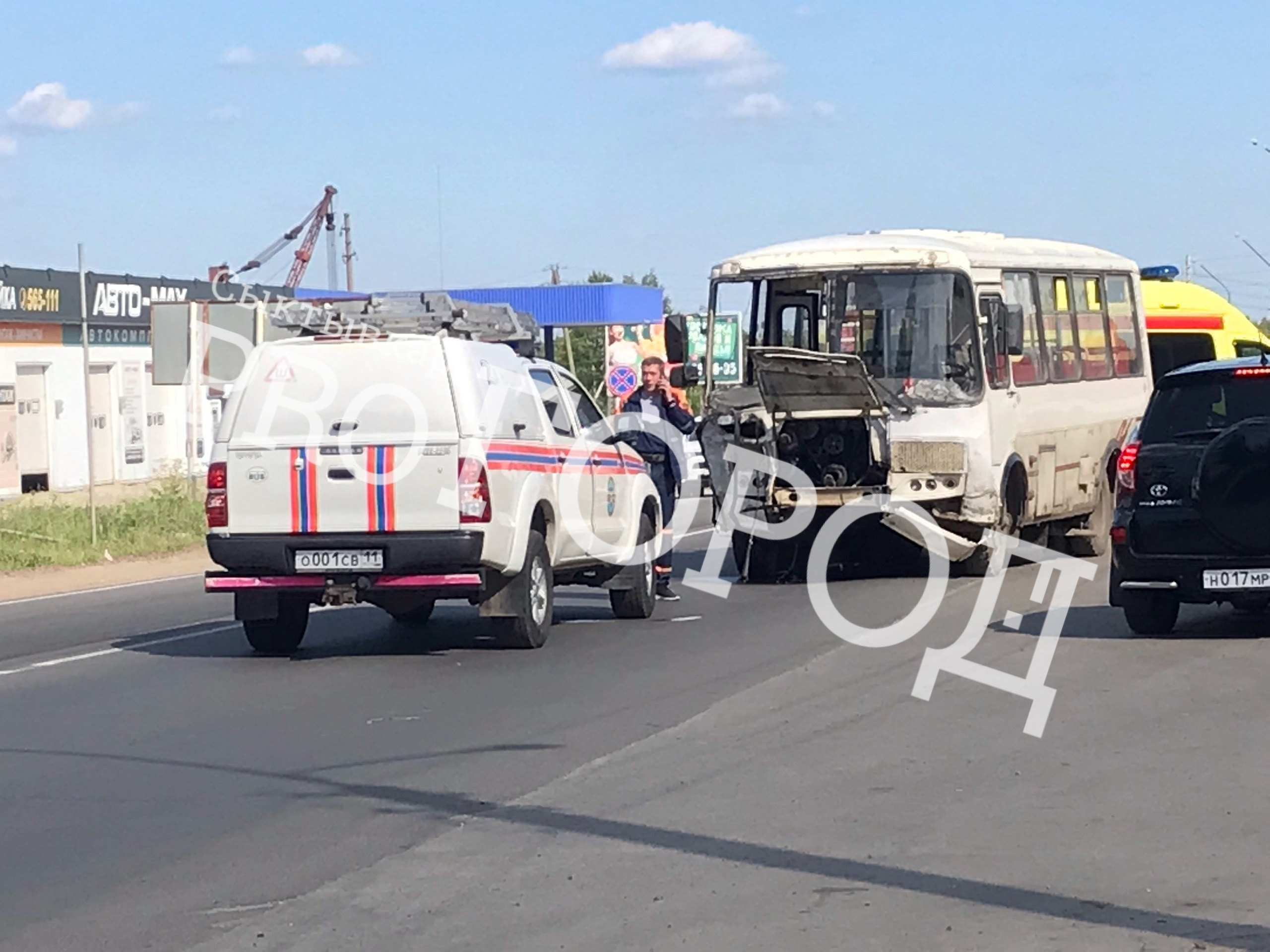 В Сыктывкаре столкнулись пассажирский автобус и иномарка