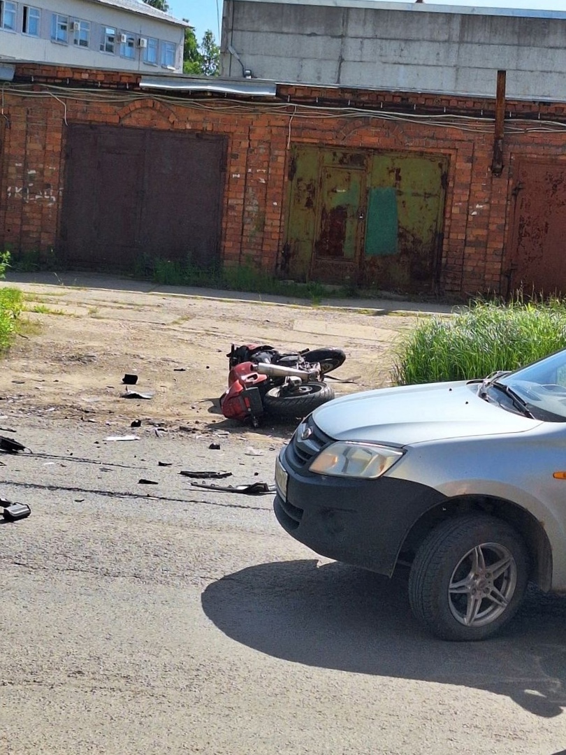 В Сыктывкаре женщина за рулем автомобиля сбила мотоциклиста