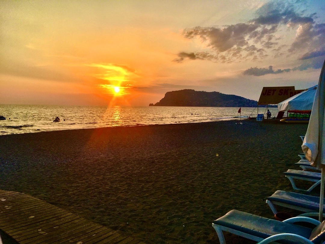 "Купаться невозможно, сидим на берегу": черноморский пляж преподнес ужасный сюрприз отдыхающим