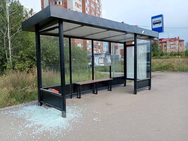В Сыктывкаре зачитали приговор вандалу, который расстрелял автобусную остановку