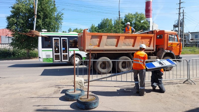 В Сыктывкаре на одной из оживленных улиц перекрыли движение из-за ремонта теплотрассы 