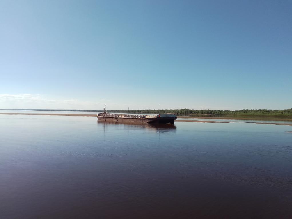 В Ижемском районе Коми на реке Печора сели на мель нефтеналивная баржа и буксир