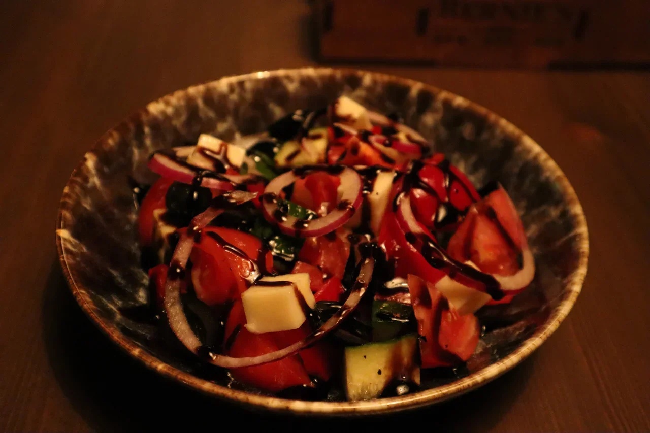 Простой рецепт летнего салата: легкая закуска из свежих помидоров и болгарского перца