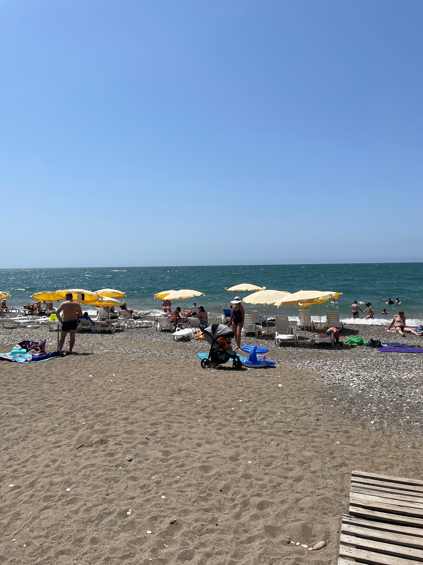 "Купаться невозможно, мы все сидим на берегу": Черное море преподнесло неприятный сюрприз отдыхающим