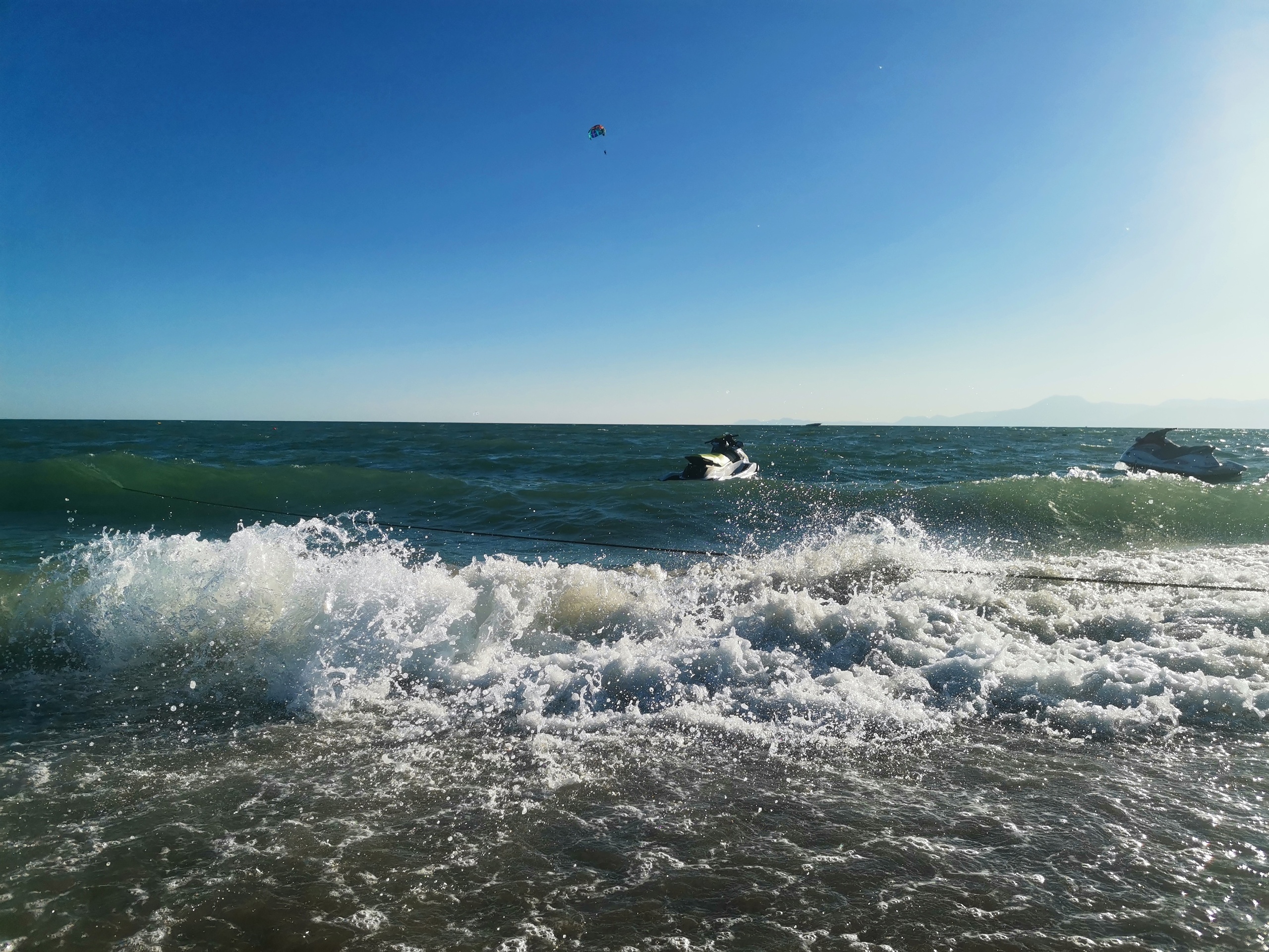 В воду не пускают, сидим на берегу: на пляжах Анапы ввели полный запрет на купание в Черном море