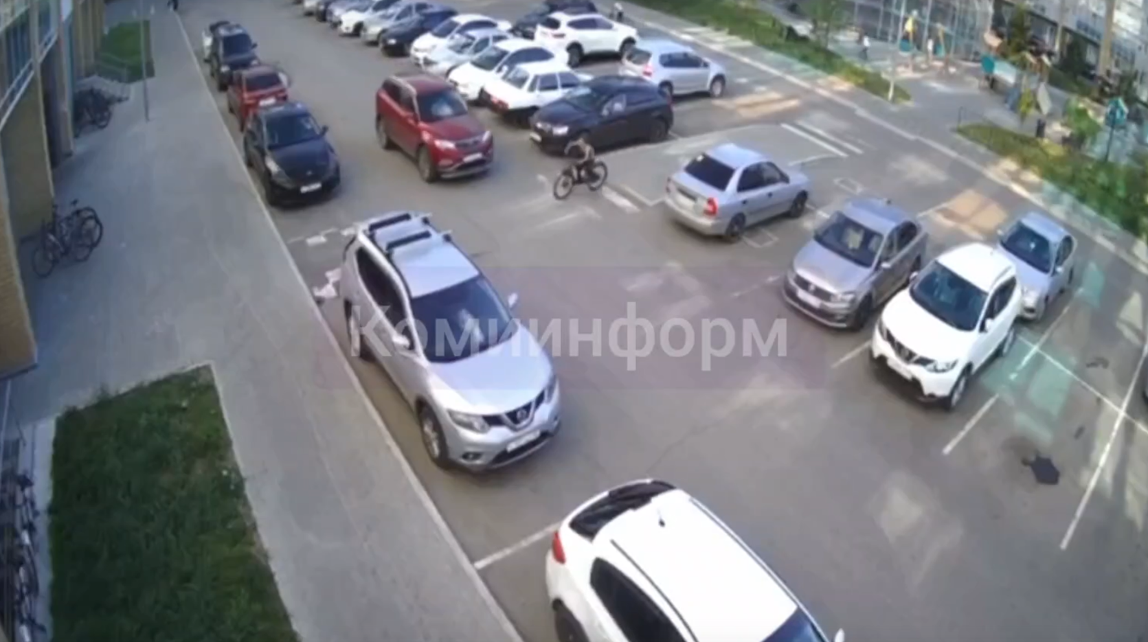 В Сыктывкаре 8-летний велосипедист попал под колеса легковушки, а после убежал