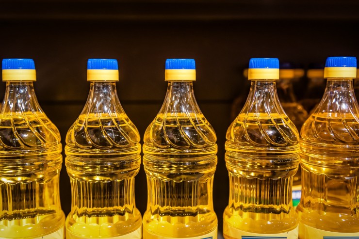 Янтарная гадость в красивой бутылке: Роскачество назвало худшие марки растительного масла