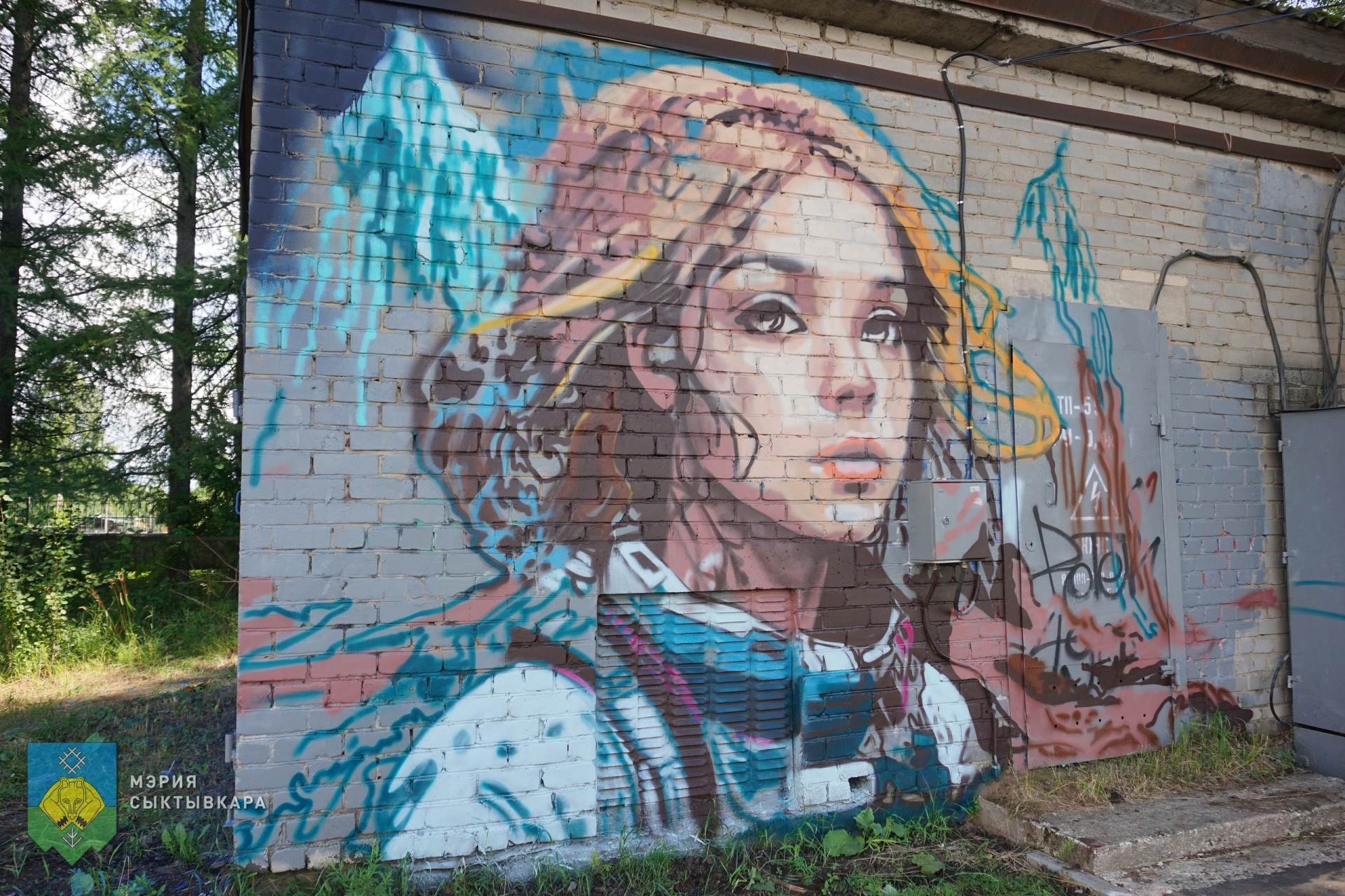 В Сыктывкаре художники из Перми создают граффити с Алисой Селезневой