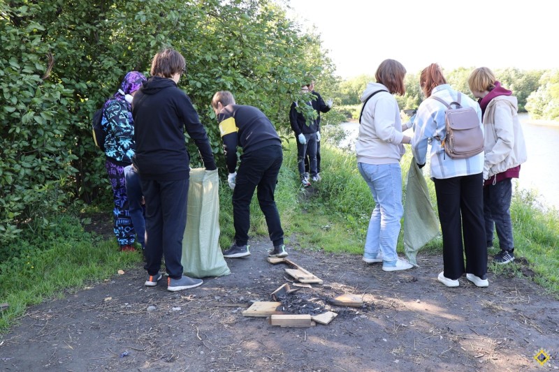 В одном из городов Коми подростки из отряда мэра очистили от мусора берег реки