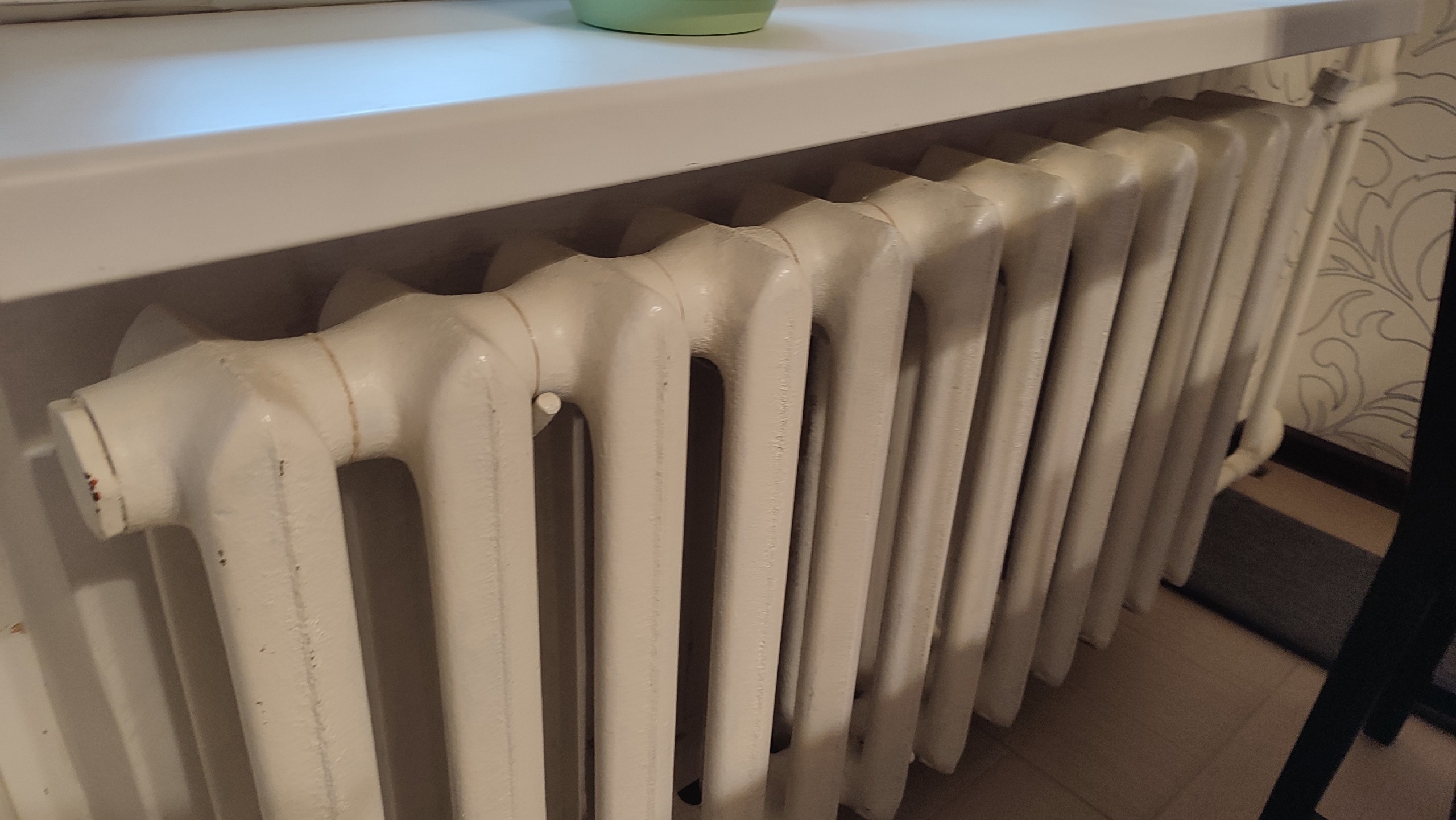 Мудрые хозяйки кладут чай на батарею и живут в комфорте: они это делают не просто так — результат поразит вас