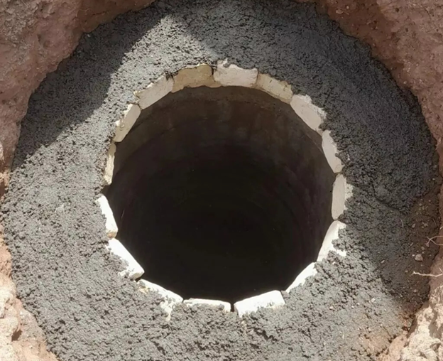 Залейте ведро в выгребную яму: Через 2 недели очищенная вода уйдет через дренаж, а септик опустеет — дедовский способ