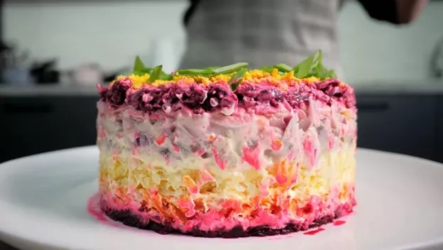 Не скупимся на слои в "Селедке под шубой": одна фишка с продуктами сделает новогодний салат в 2 раза вкуснее