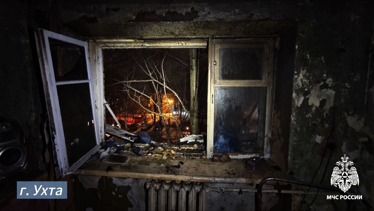 В Коми пожарные вытащили мужчину из огня 