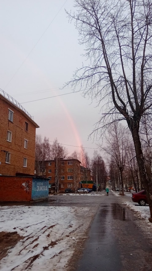 Эжва удивила: яркая радуга украсила небо над районом