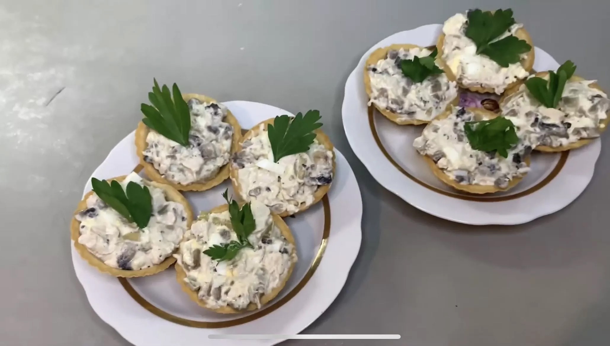 Этот салат-закуску сметут с новогоднего стола моментально — за угощением прилетит даже Зеленая Деревянная Змея