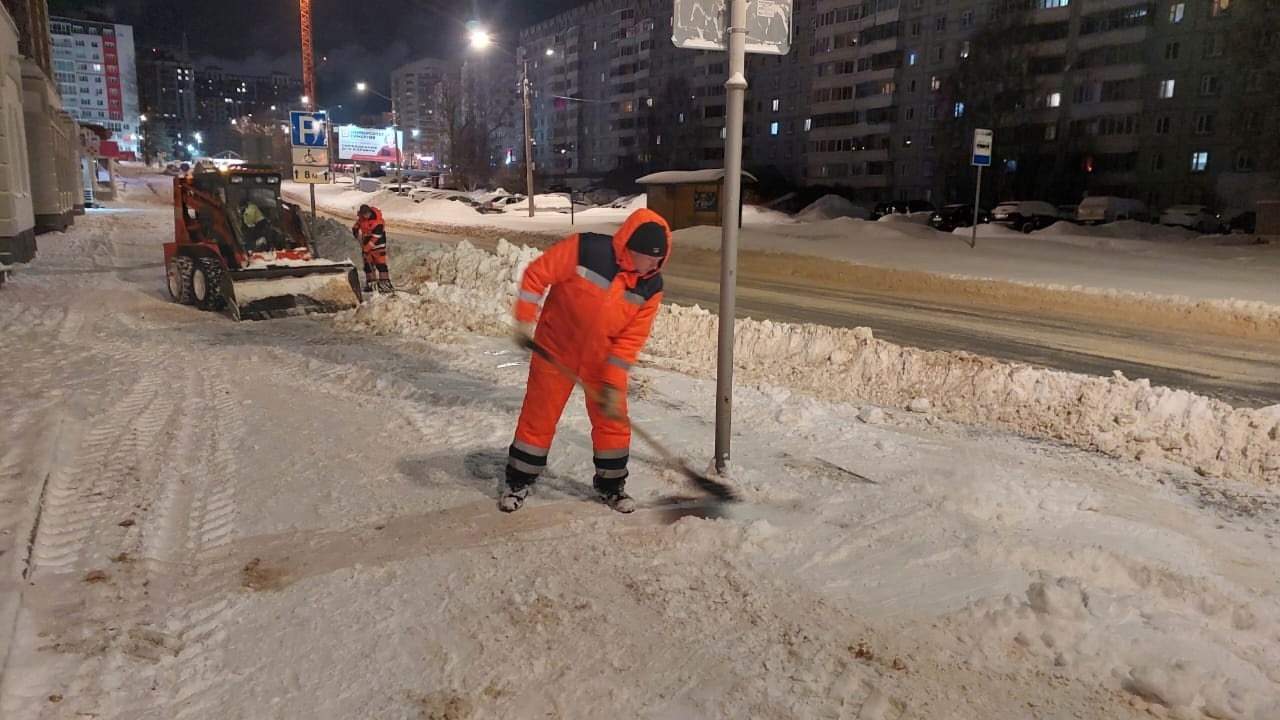 Сыктывкар продолжает бороться с зимними осадками: за сутки вывезено 5000 кубометров снега