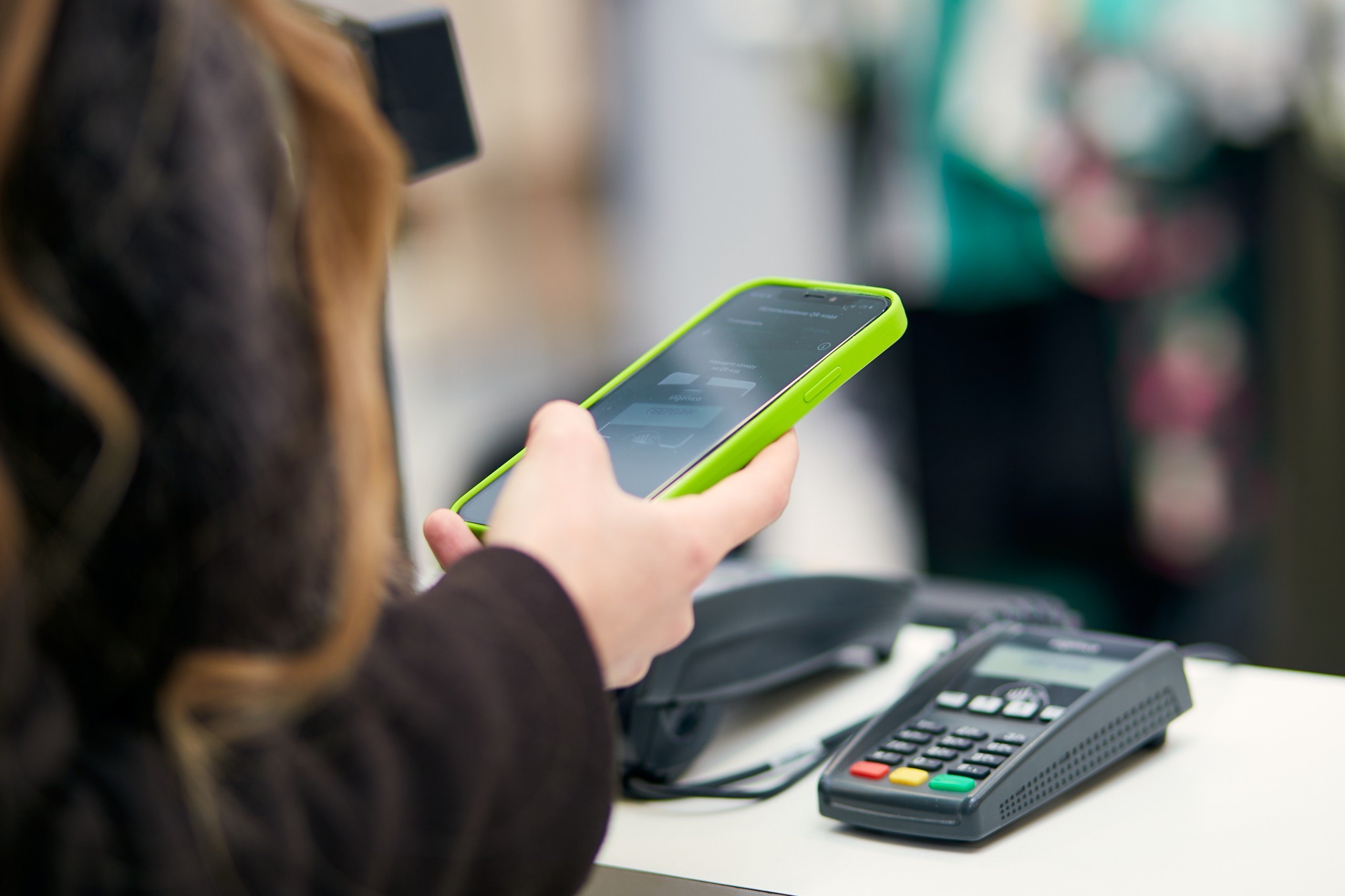 Накануне 14 февраля на маркетплейсах выросли продажи мужской одежды и ювелирных украшений