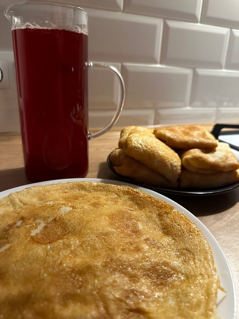 2 простых ингредиента — а на выходе аппетитные блины: на завтрак домашние будут требовать только их вместо надоевших каш