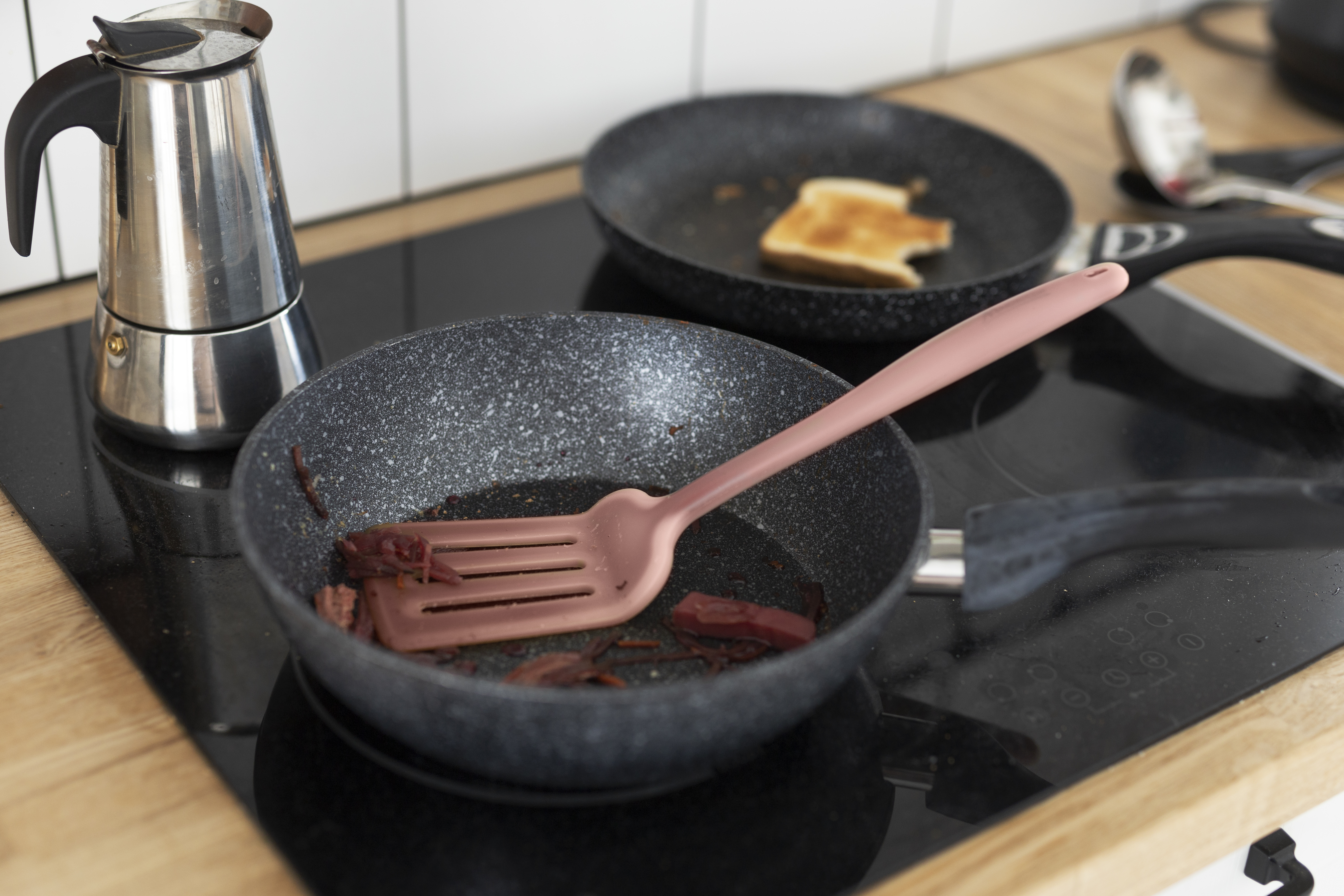 Кладу сковороду в полиэтиленовый пакет, и нагар отваливается в миг — любуюсь отражением