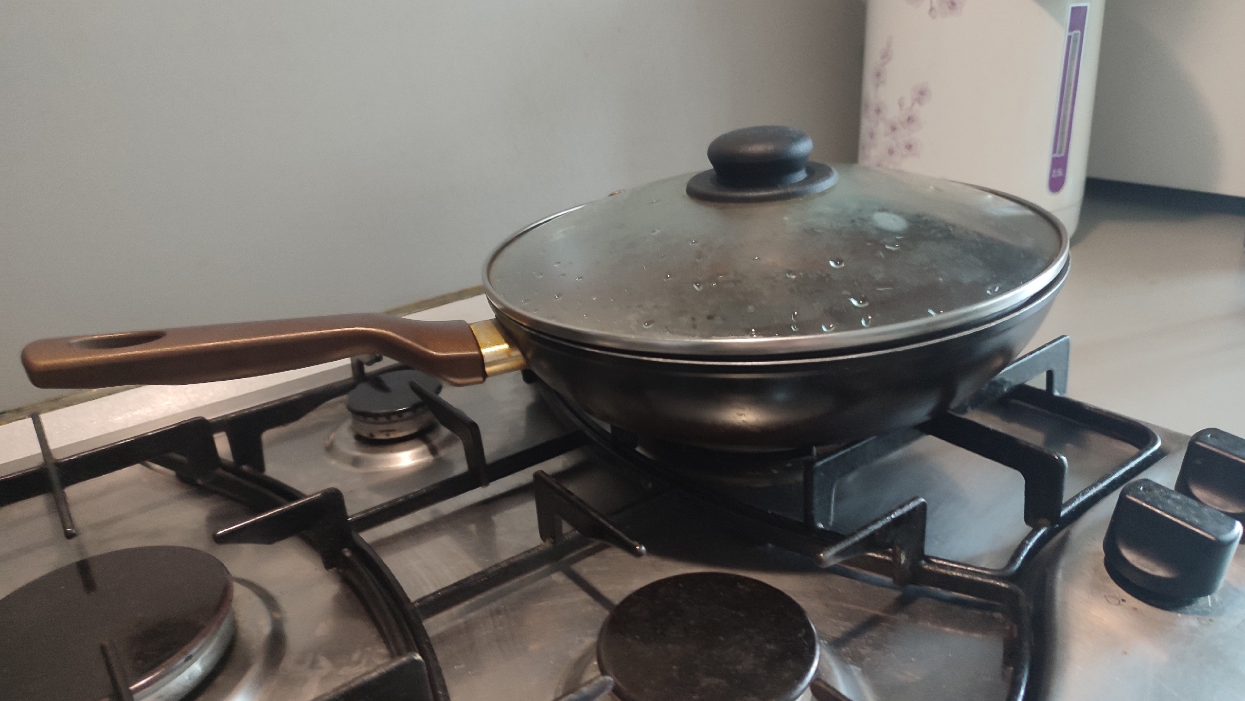 Кладу сковороду в полиэтиленовый пакет, и нагар отлетает моментально — любуюсь отражением