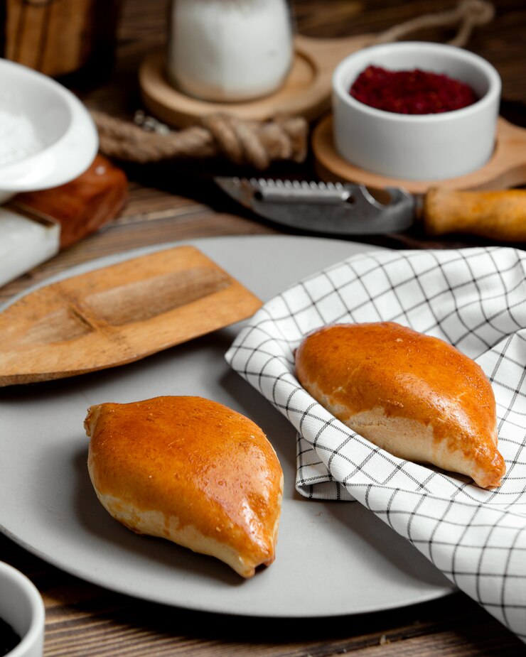 Не с маслом и без яйца: вот что добавляли в тесто для нежности и пышности пирожков — секрет столовых СССР