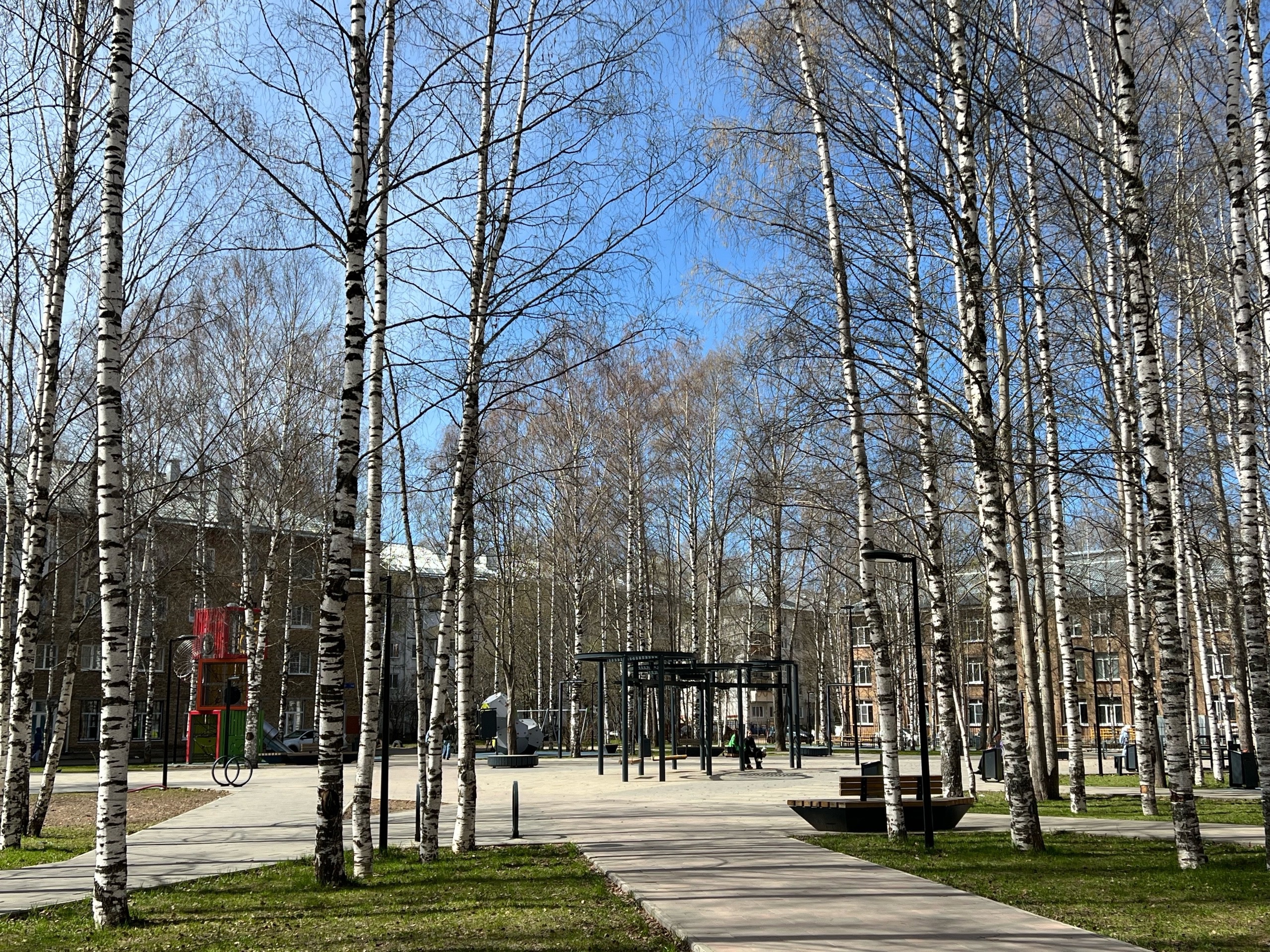 Мусор, штыри и рваные канаты: чем опасен детский сквер на улице Чернова